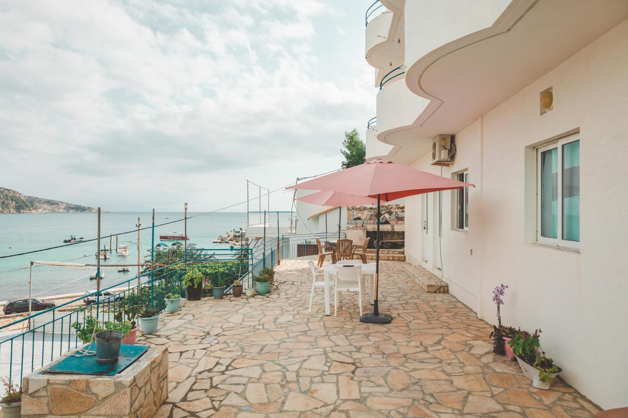 Beachfront Apartment Himarë Extérieur photo
